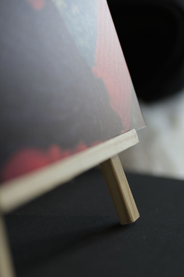 Détail de la tranche de la plaque Dibond, fine et rigide