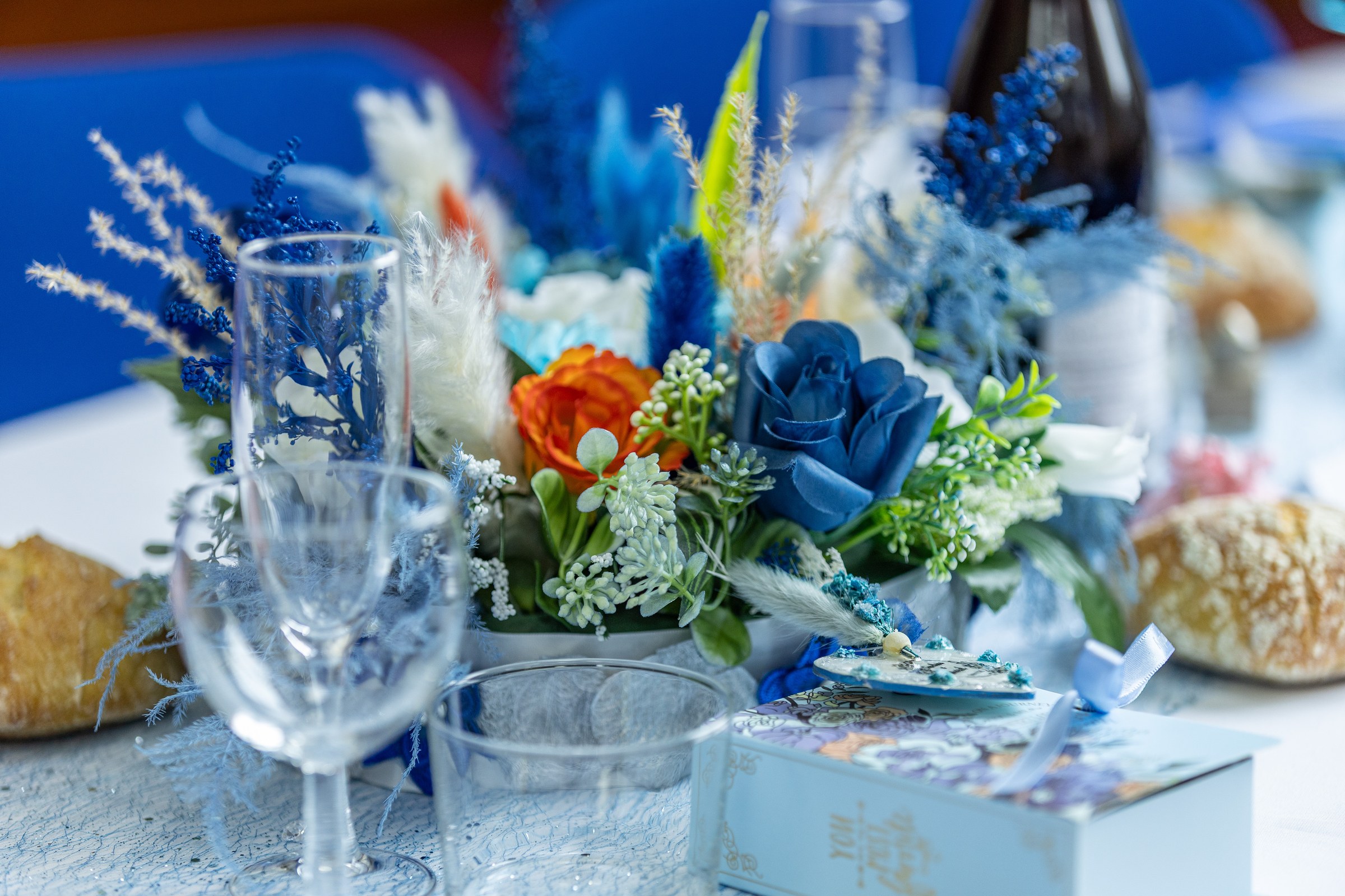Photo mariage — composition florale bleue de la table