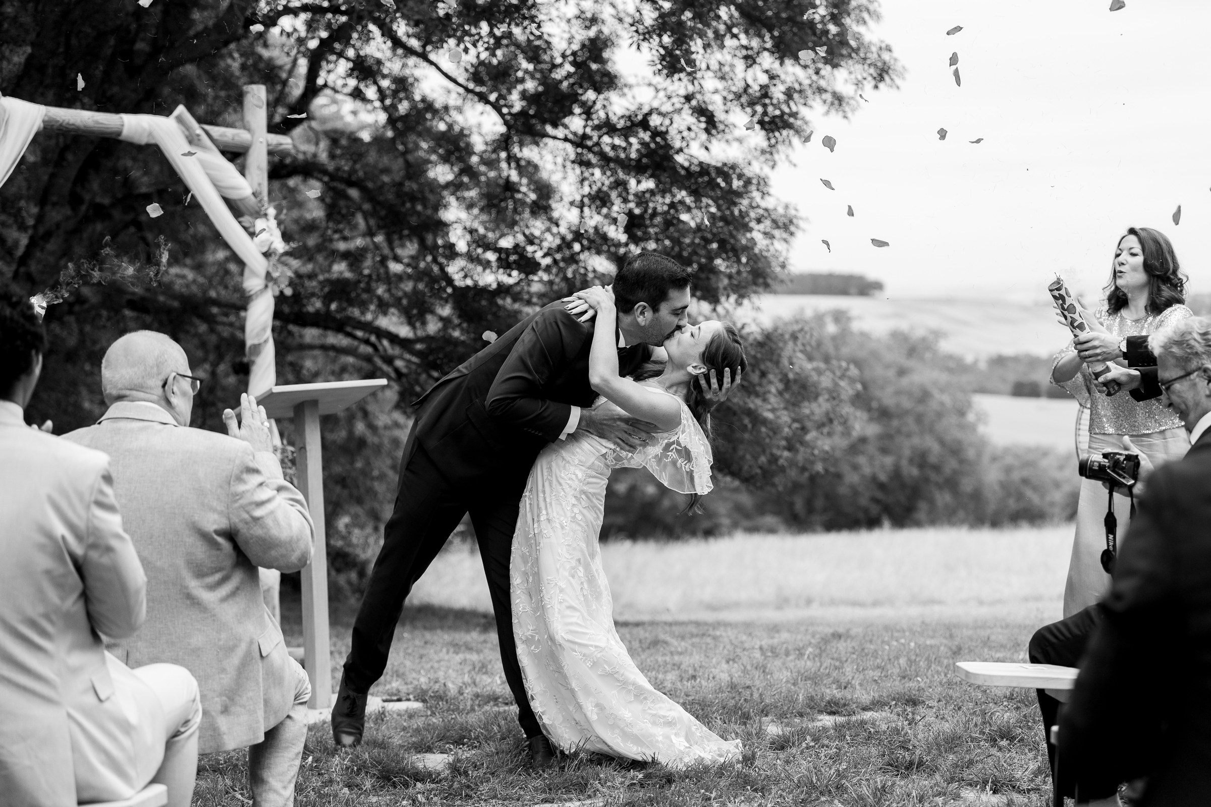 Photo mariage — Photo mariage — le baiser des mariés sous les pétales