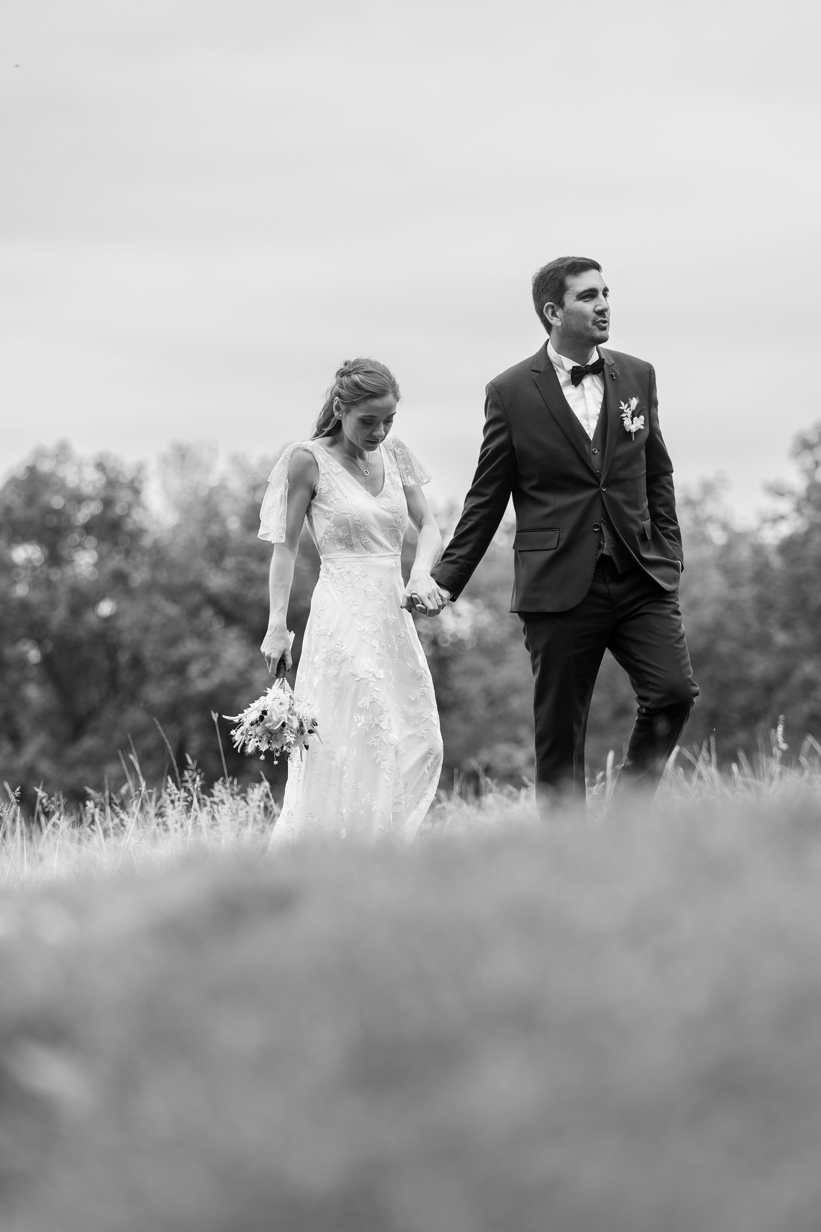 Photo mariage — Photo mariage — les mariés main dans la main dans les champs