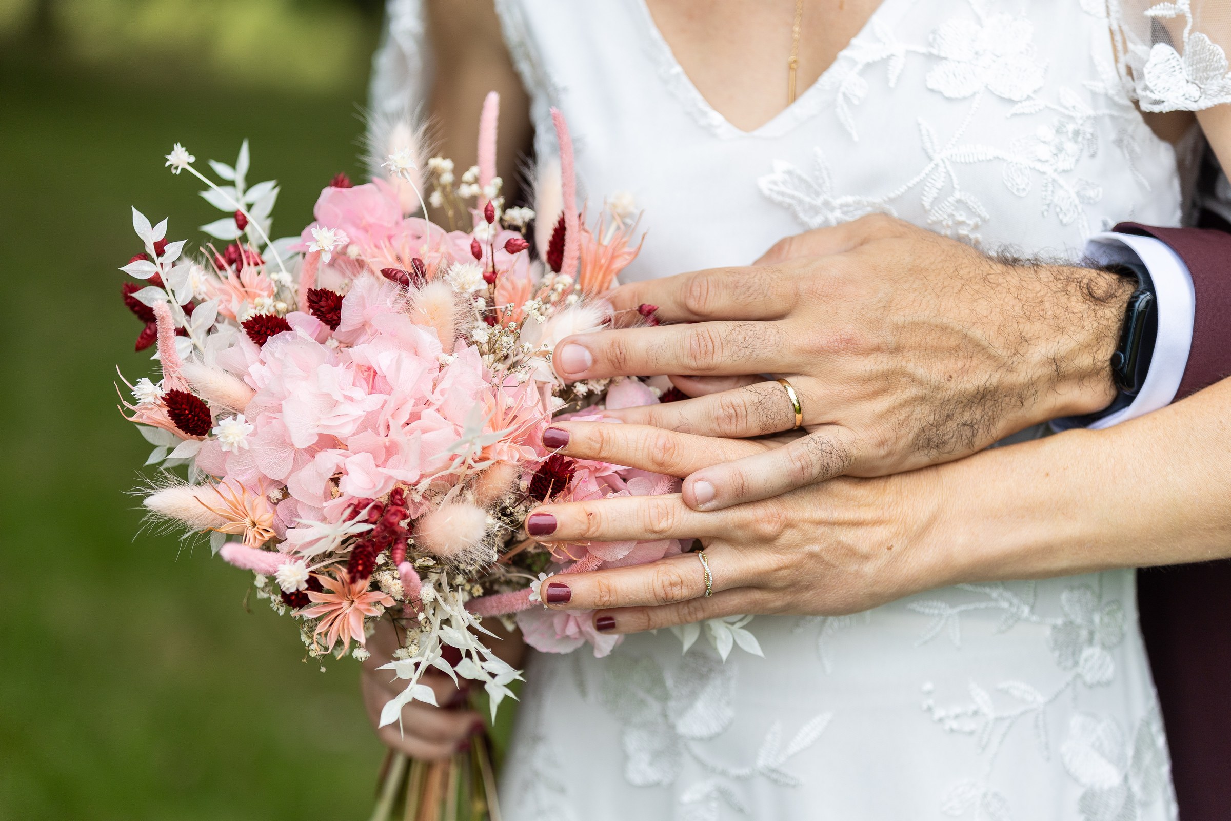 Photo mariage — Photo mariage — alliances et bouquet de fleurs séchées