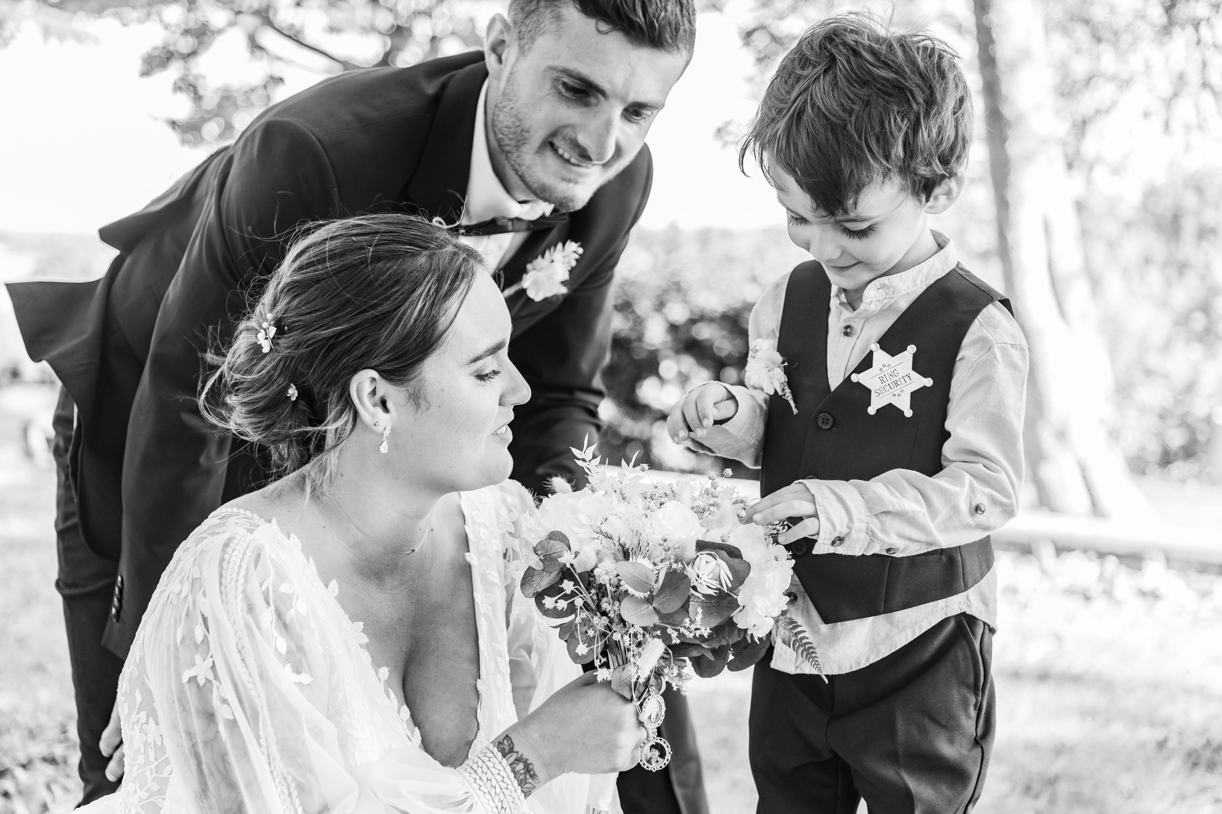 Photo mariage — Photo mariage — les mariés et le porteur d'alliances