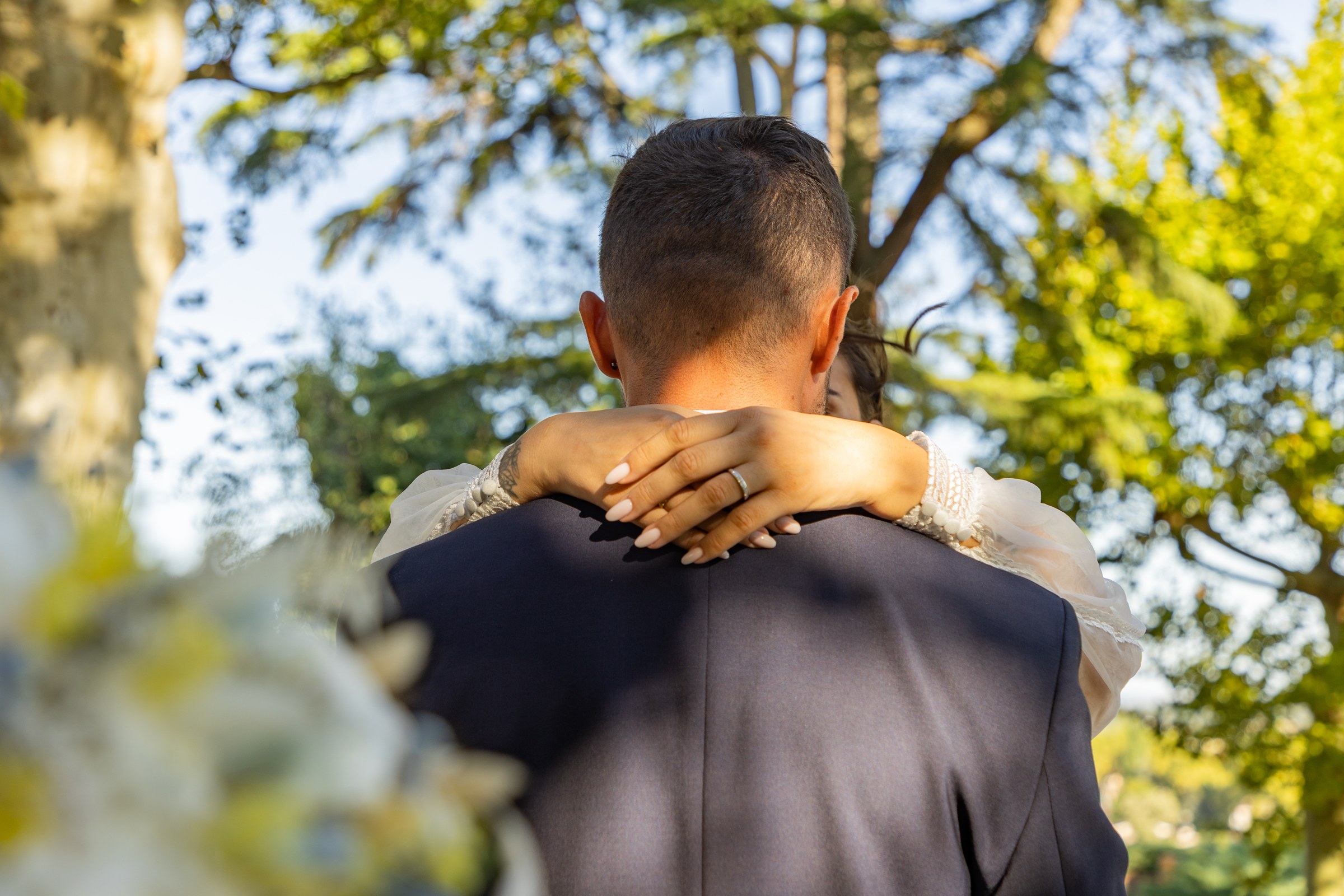 Photo mariage — Photo mariage — tendre étreinte sous les arbres