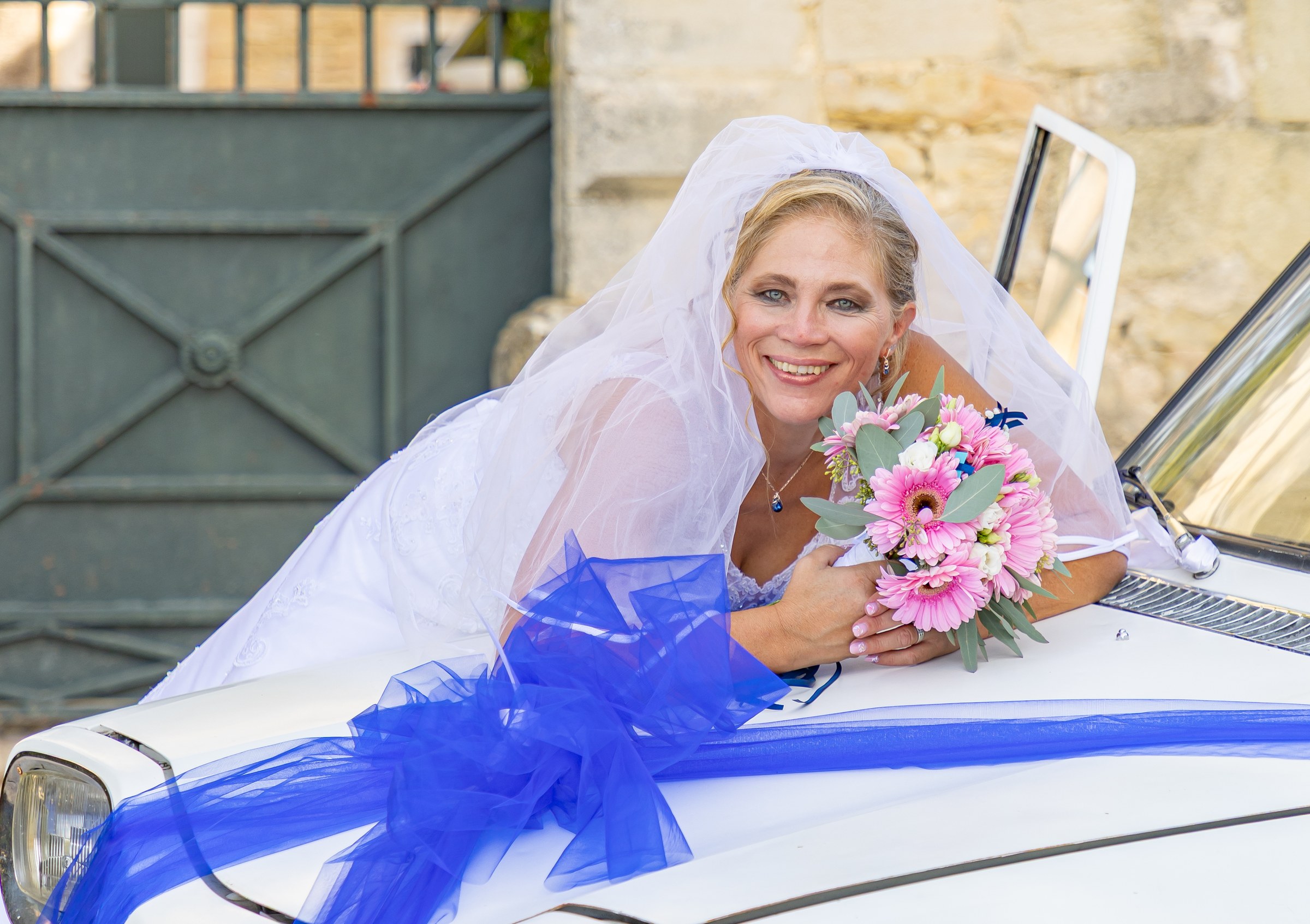 Photo mariage — Photo mariage — la mariée et la voiture décorée