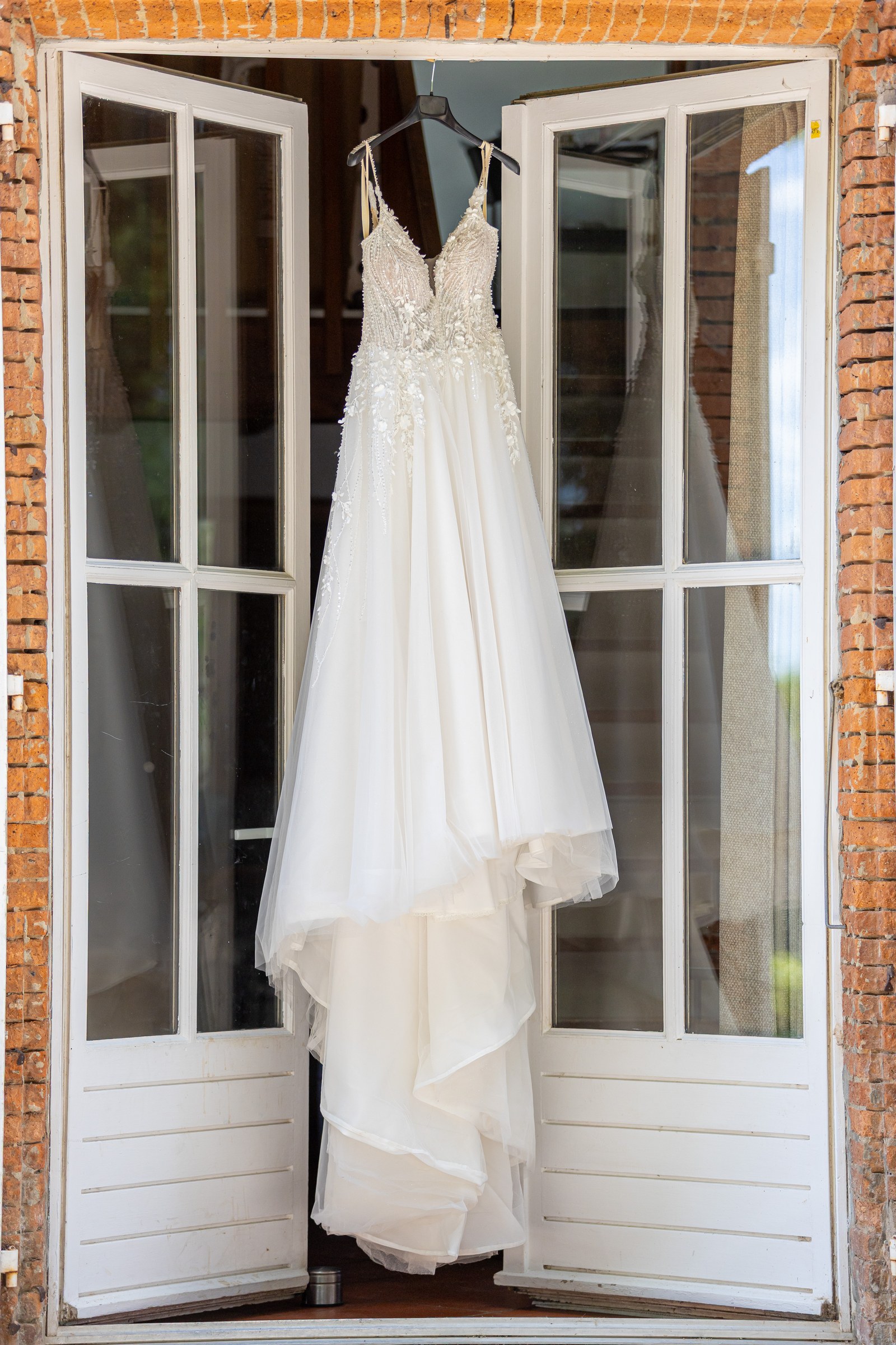Photo mariage — Photo mariage — la robe de mariée suspendue