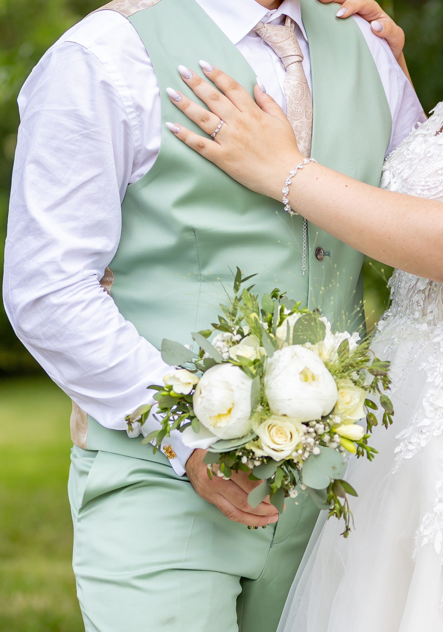 Photo mariage — Photo mariage — détail costume vert d'eau et bouquet