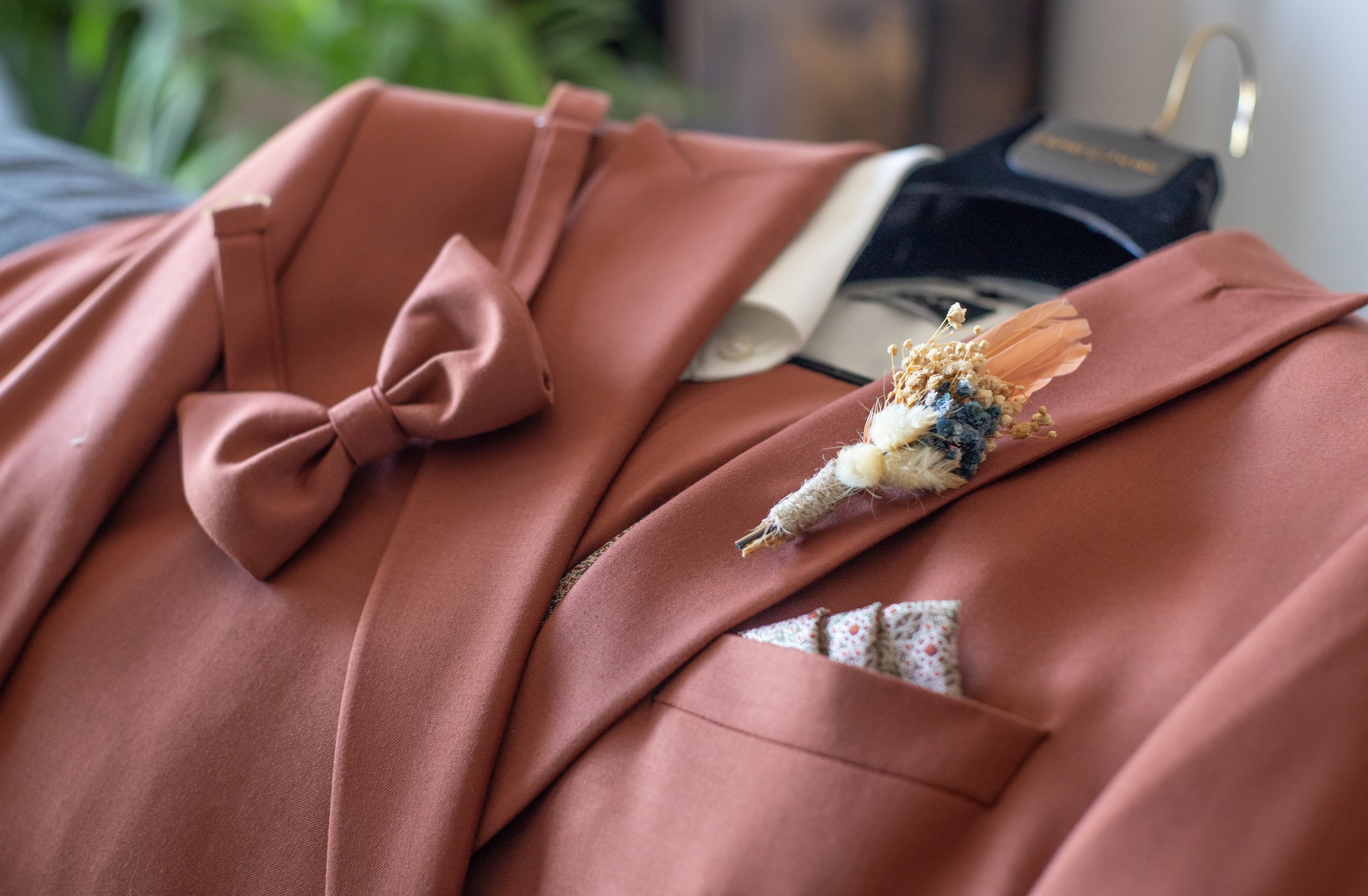 Photo mariage — Photo mariage — costume terracotta et nœud papillon