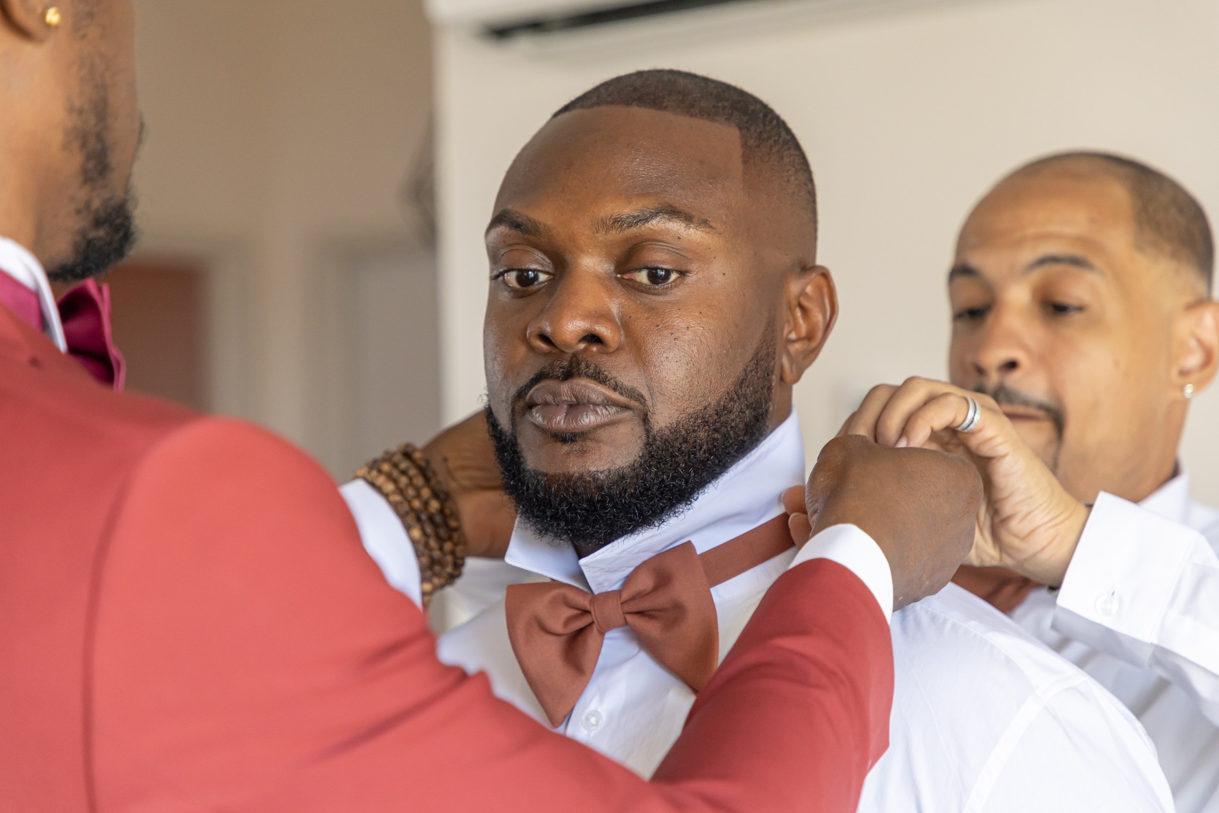 Photo mariage — Photo mariage — on ajuste le nœud papillon