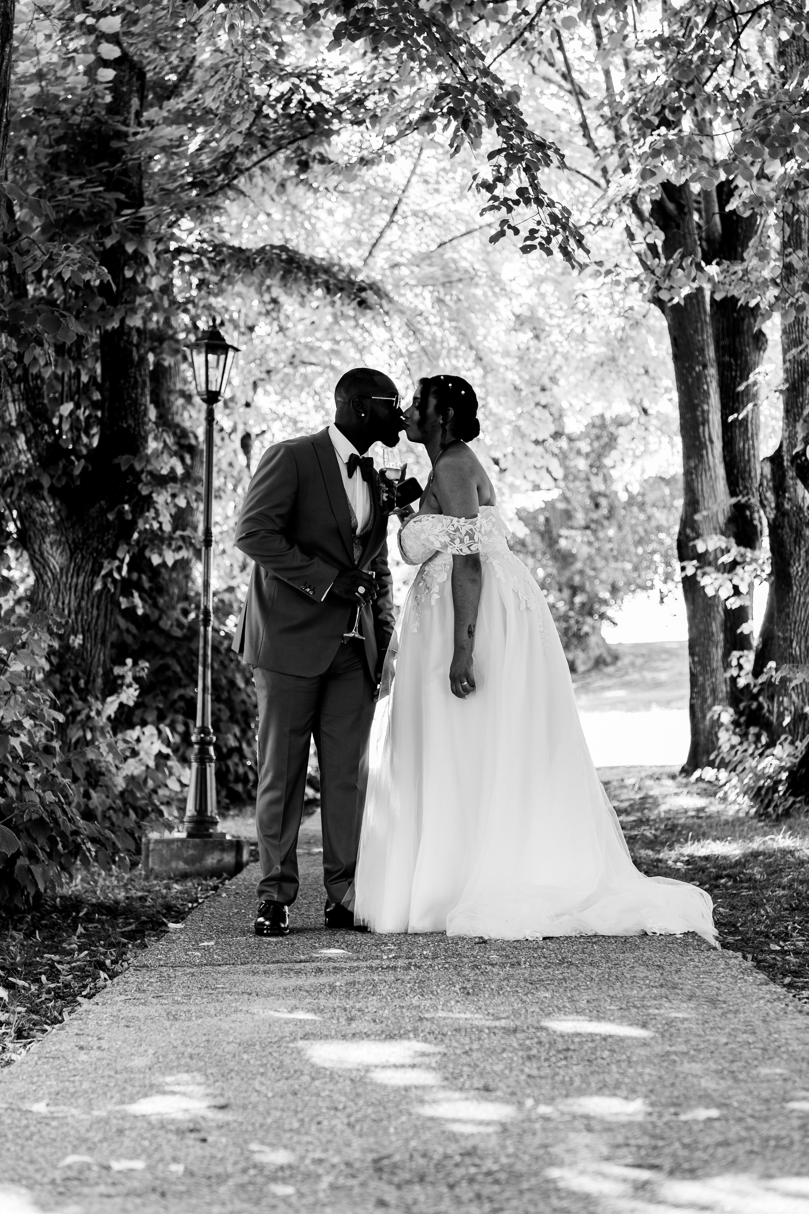 Photo mariage — Photo mariage — baiser sous les arbres