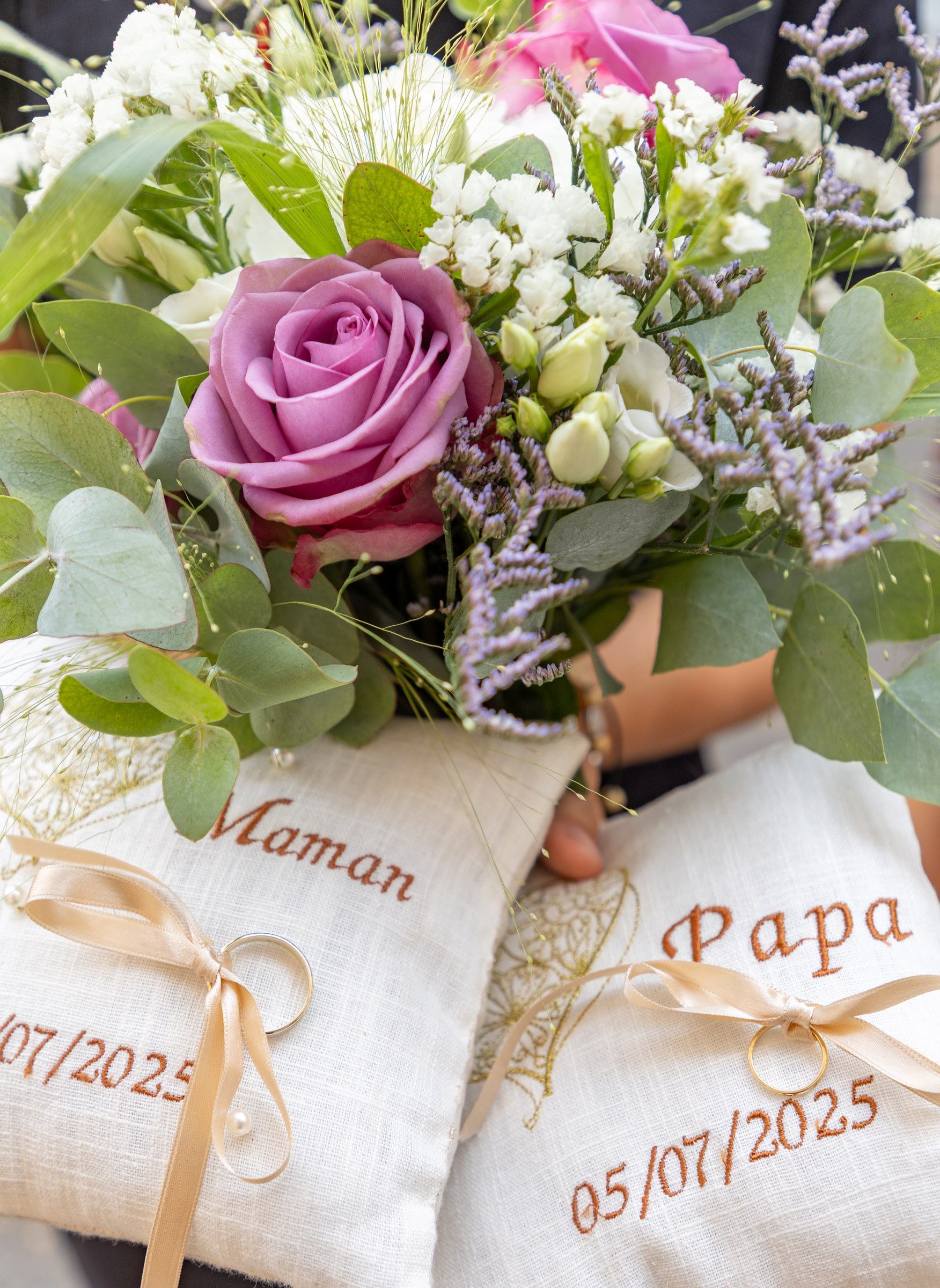 Photo mariage — Photo mariage — bouquet et coussins d'alliances