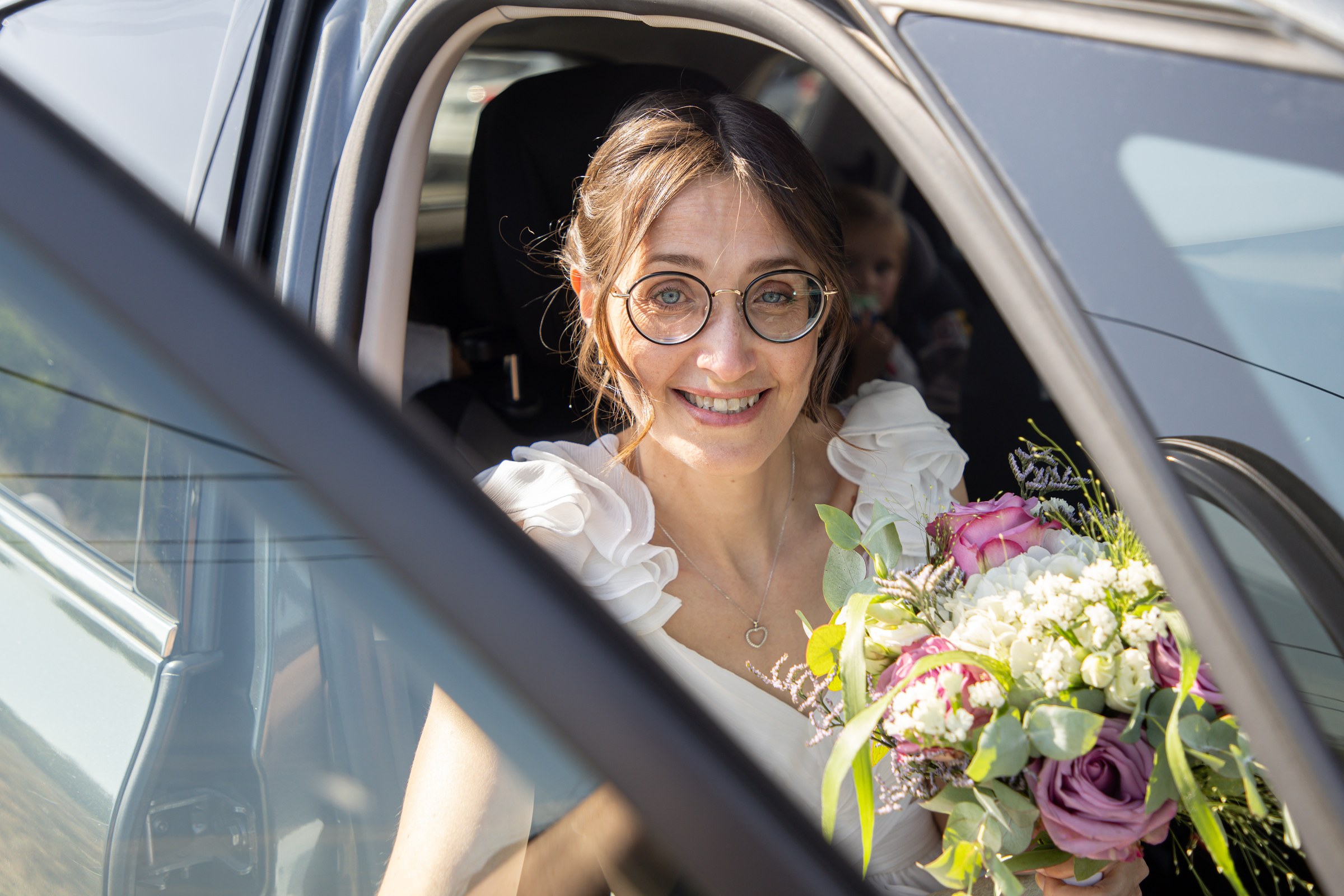 Photo mariage — Photo mariage — la mariée à la fenêtre de la voiture