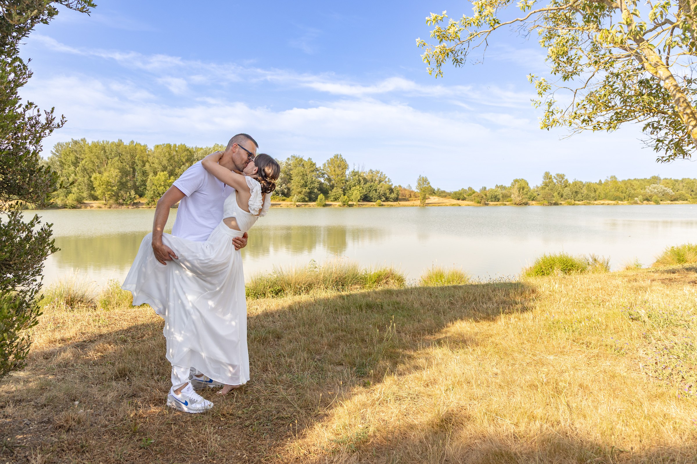 Photo mariage — Photo mariage — baiser au bord du lac