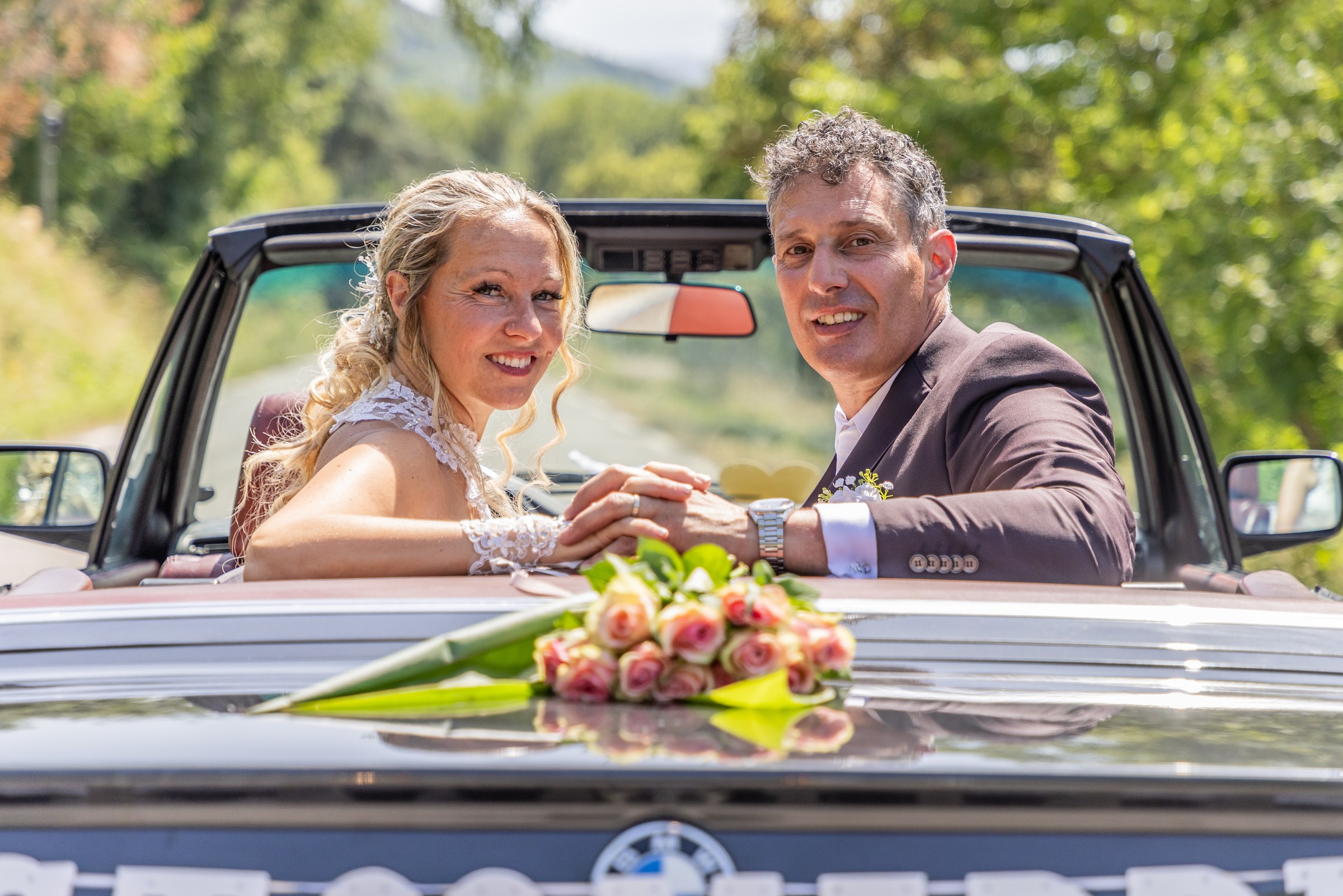 Photo mariage — Photo mariage — les mariés dans la voiture décorée