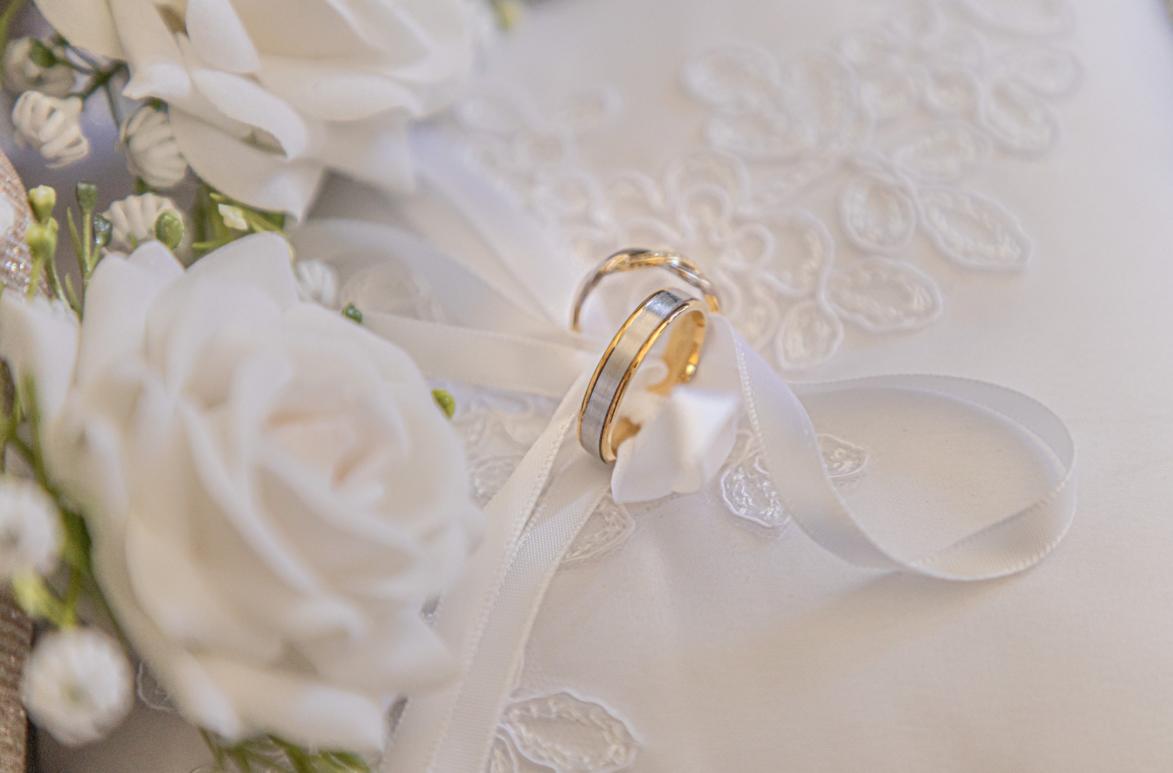Photo mariage — Photo mariage — les alliances sur la dentelle