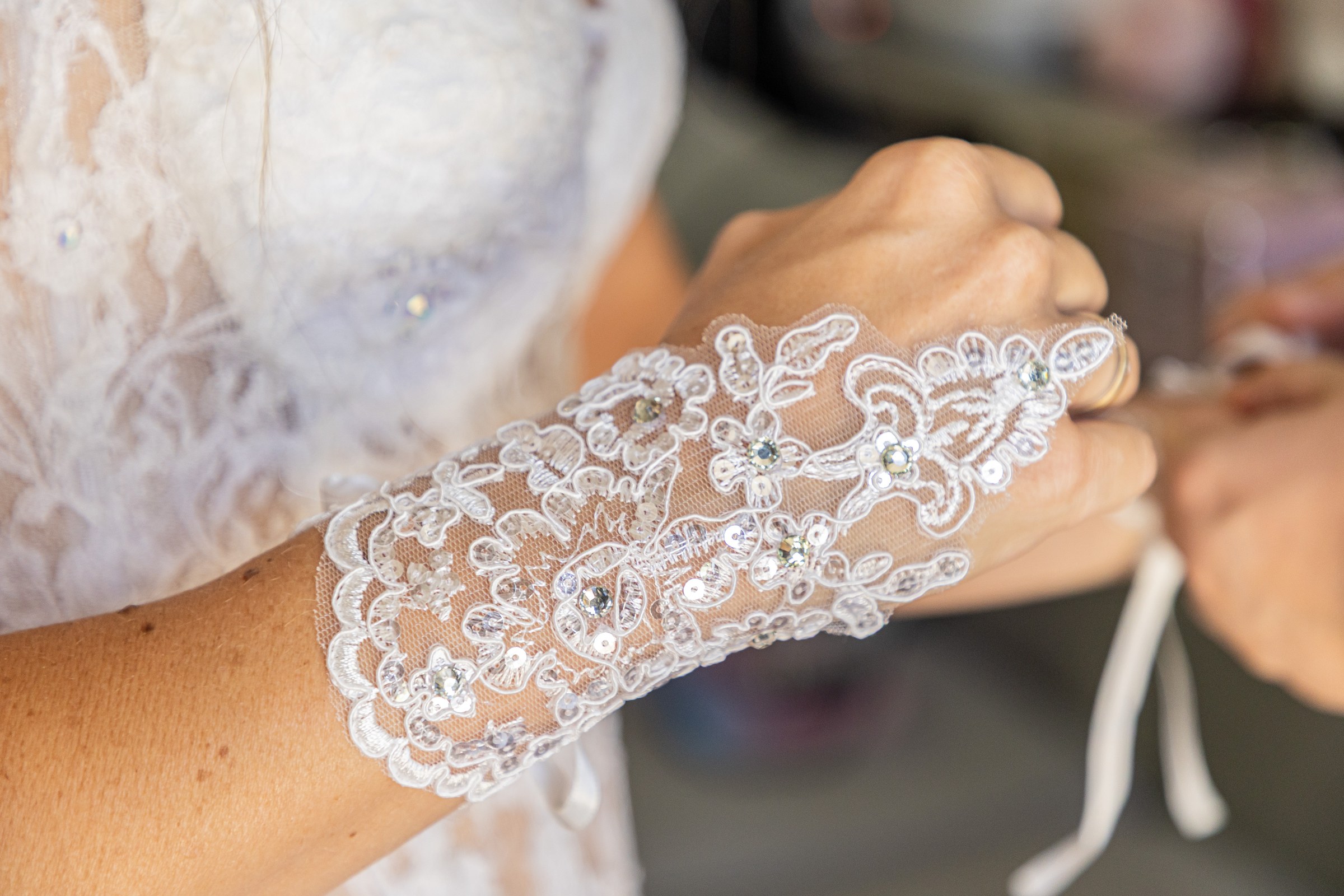 Photo mariage — Photo mariage — détail de la mitaine en dentelle