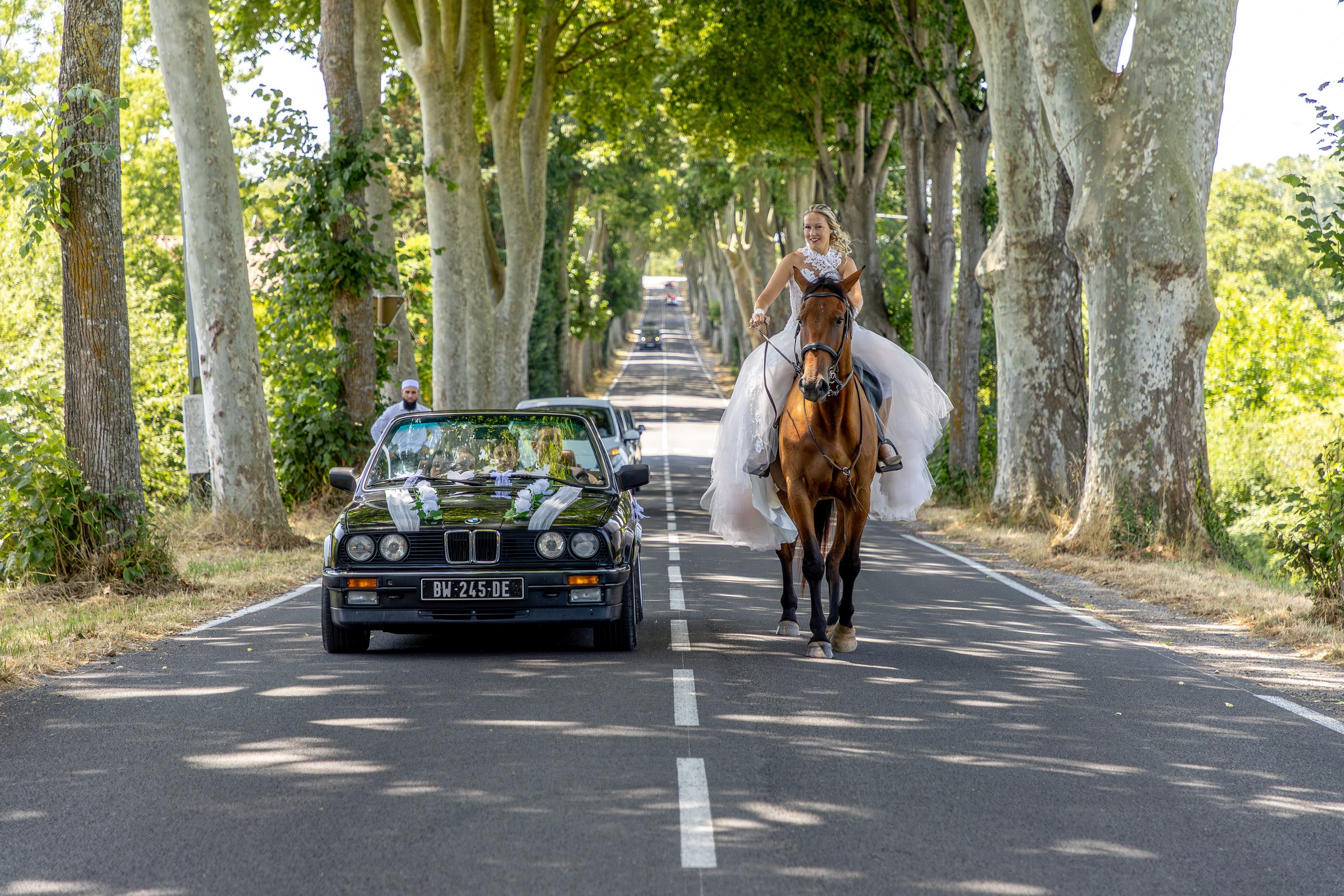 Photo mariage — la mariée à cheval et la voiture ancienne