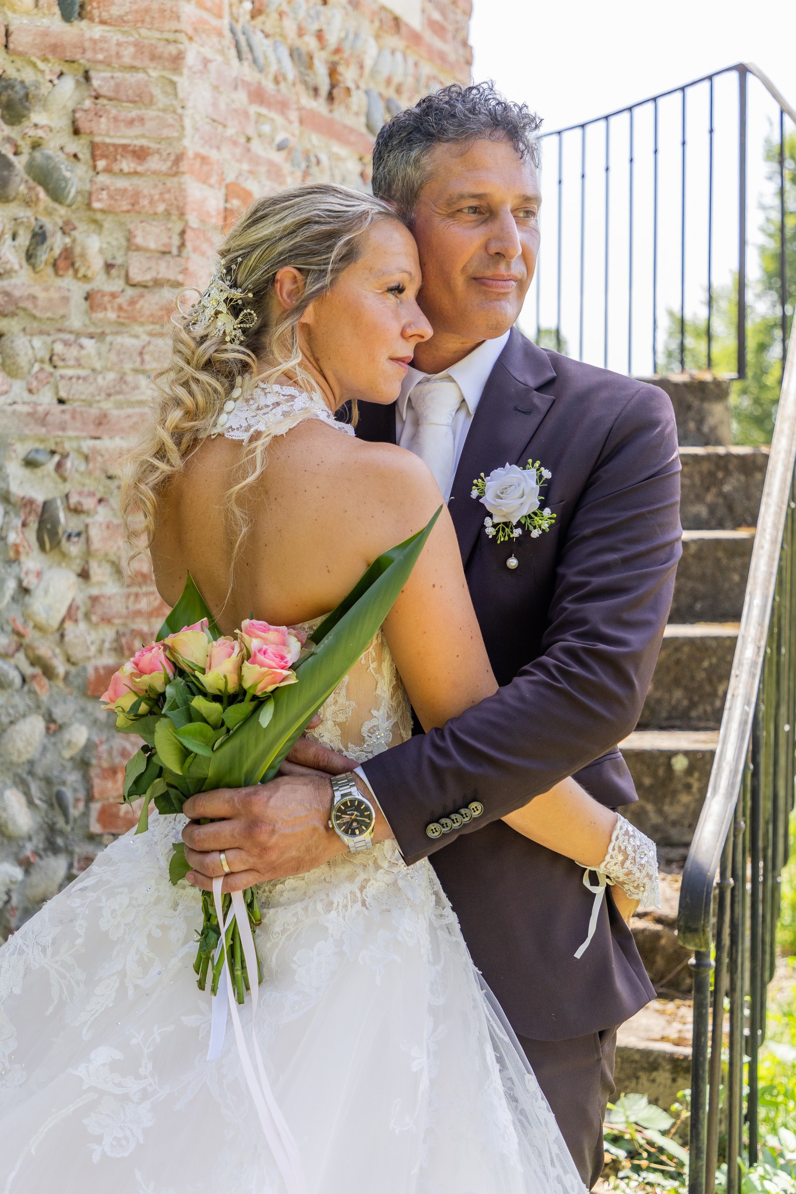 Photo mariage — Photo mariage — tendre étreinte des mariés