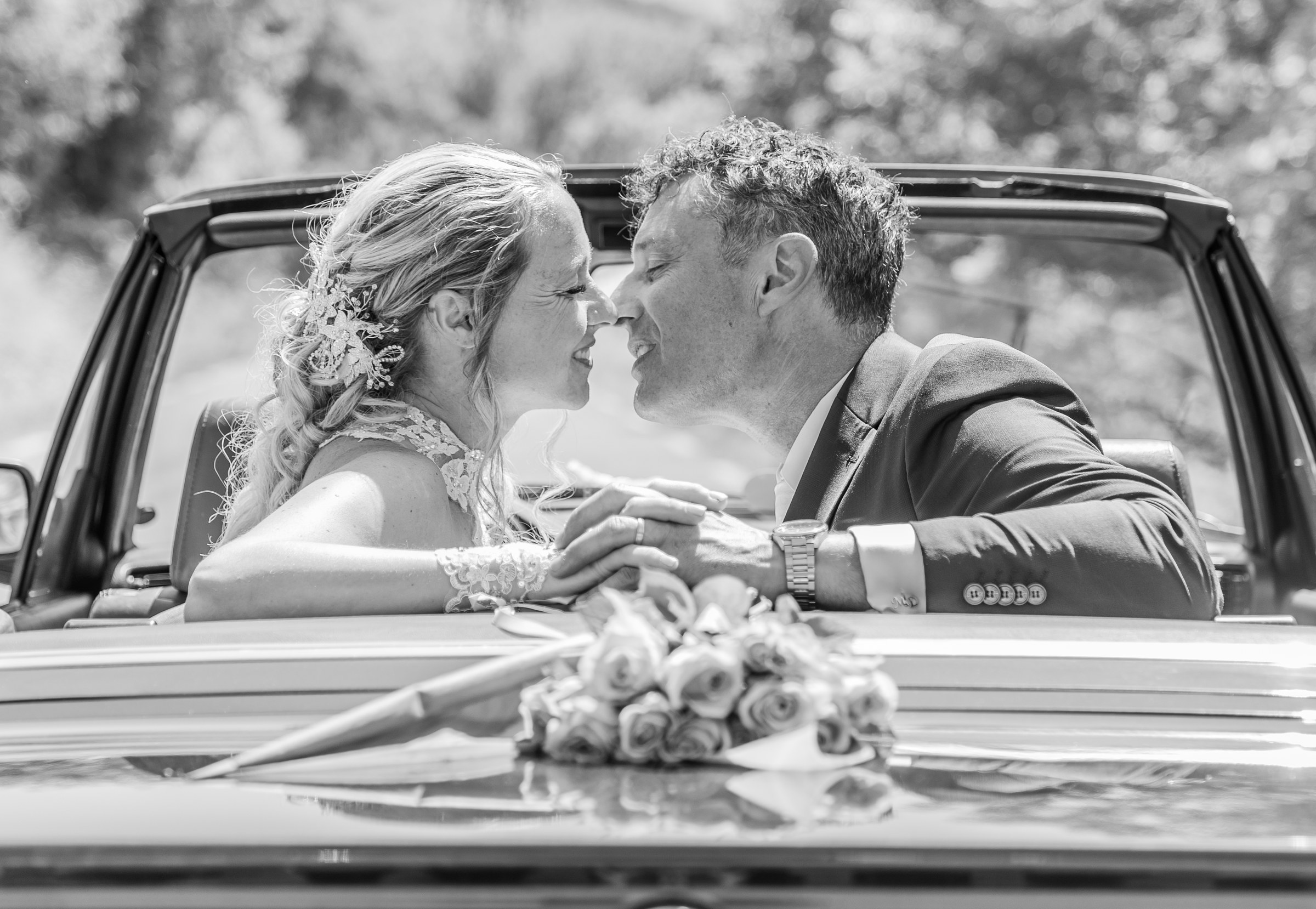 Photo mariage — Photo mariage — baiser dans la voiture décapotable