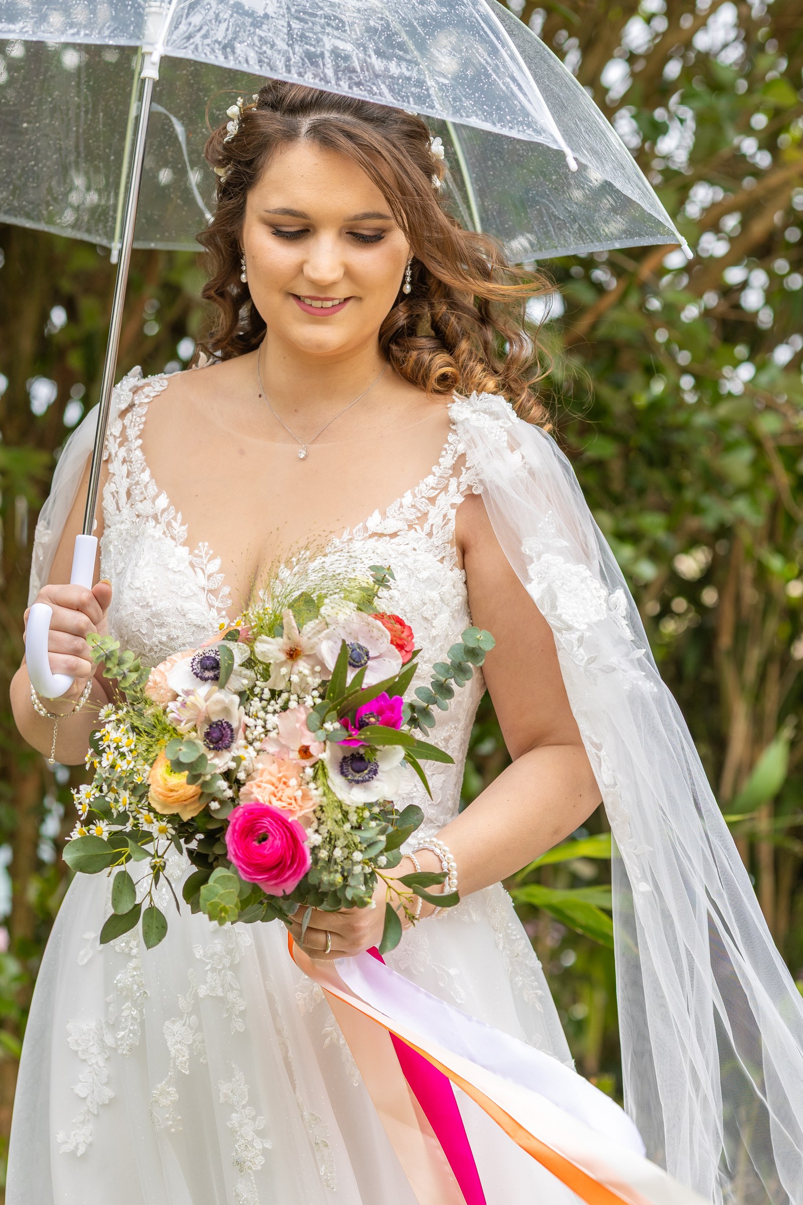 Photo mariage — la mariée sous l'ombrelle transparente