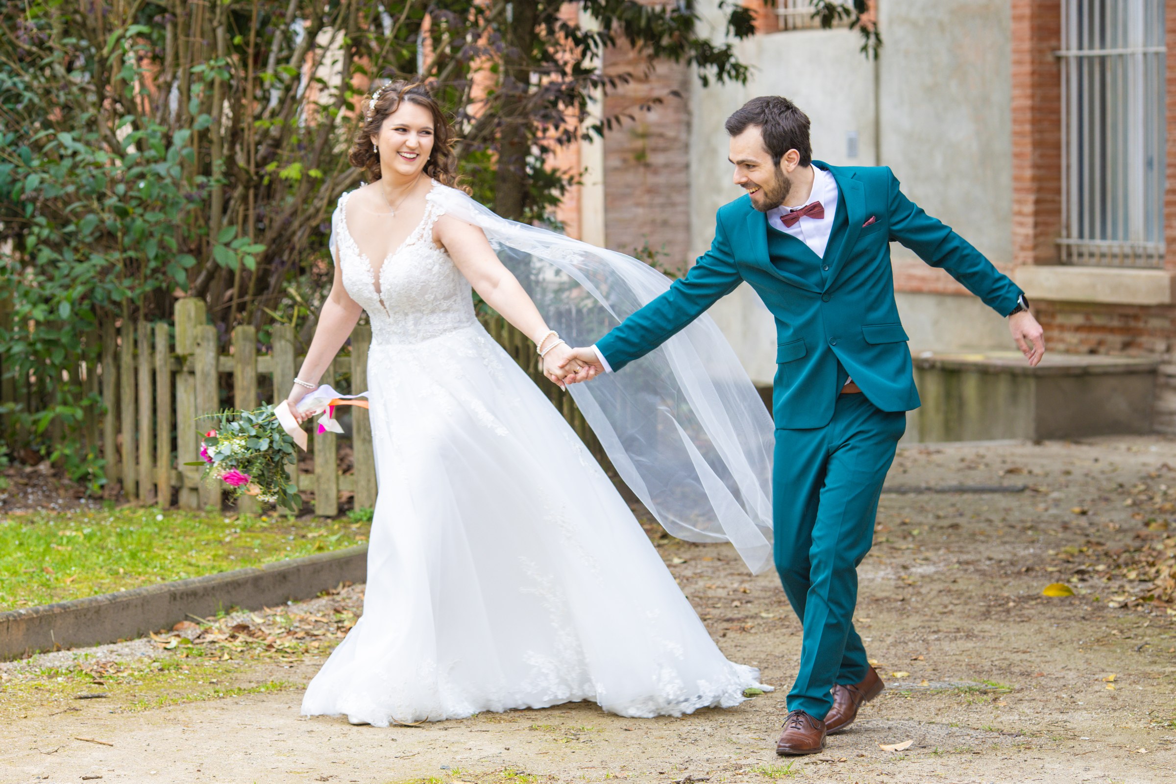 Photo mariage — les mariés courent main dans la main