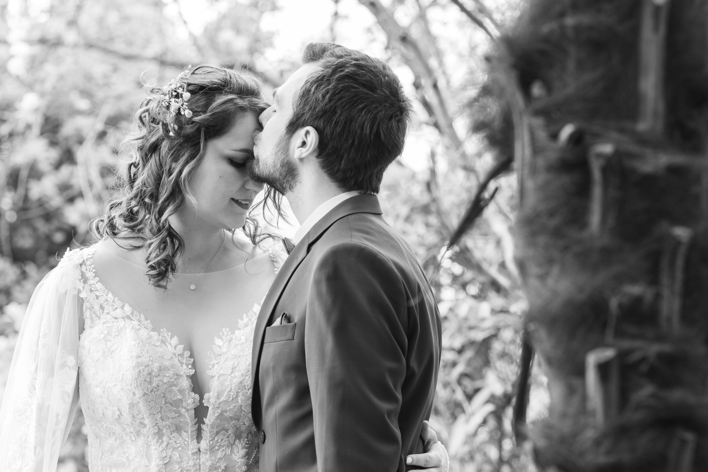 Photo mariage — un baiser sur le front