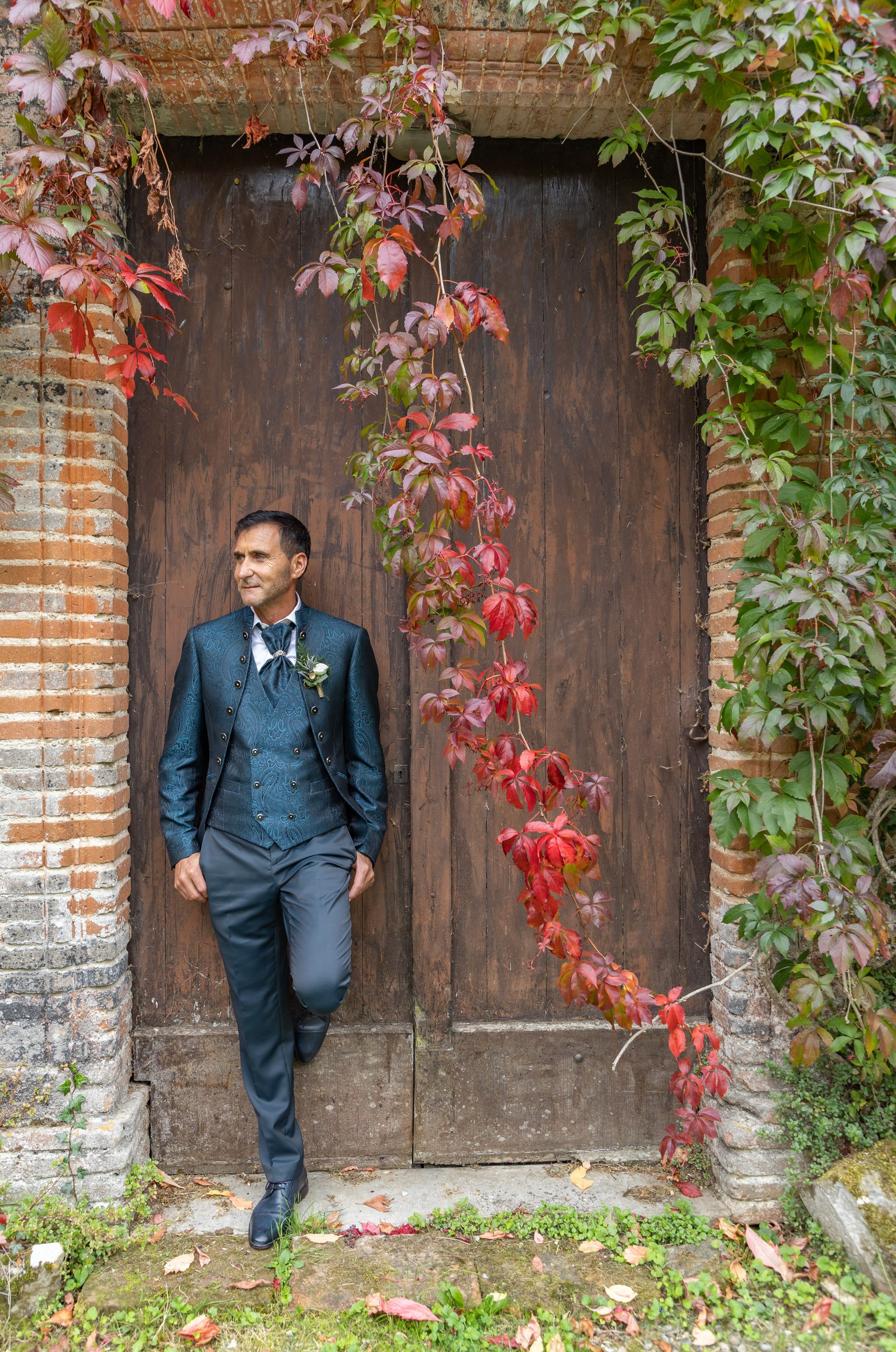 Photo mariage — portrait du marié sous la vigne vierge