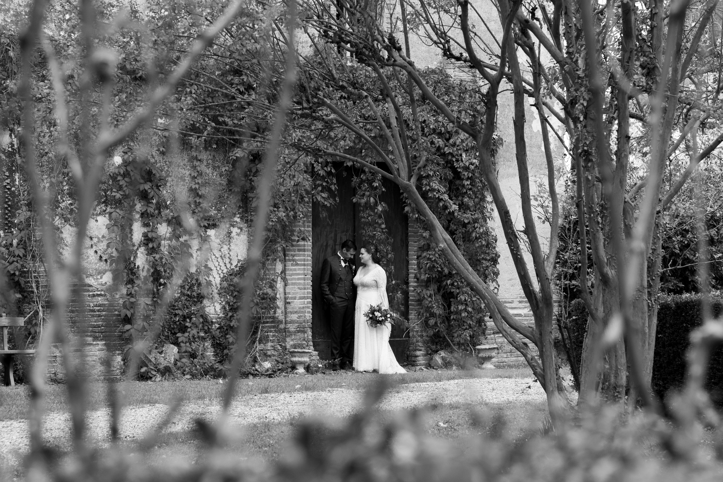 Photo mariage — les mariés dans le parc