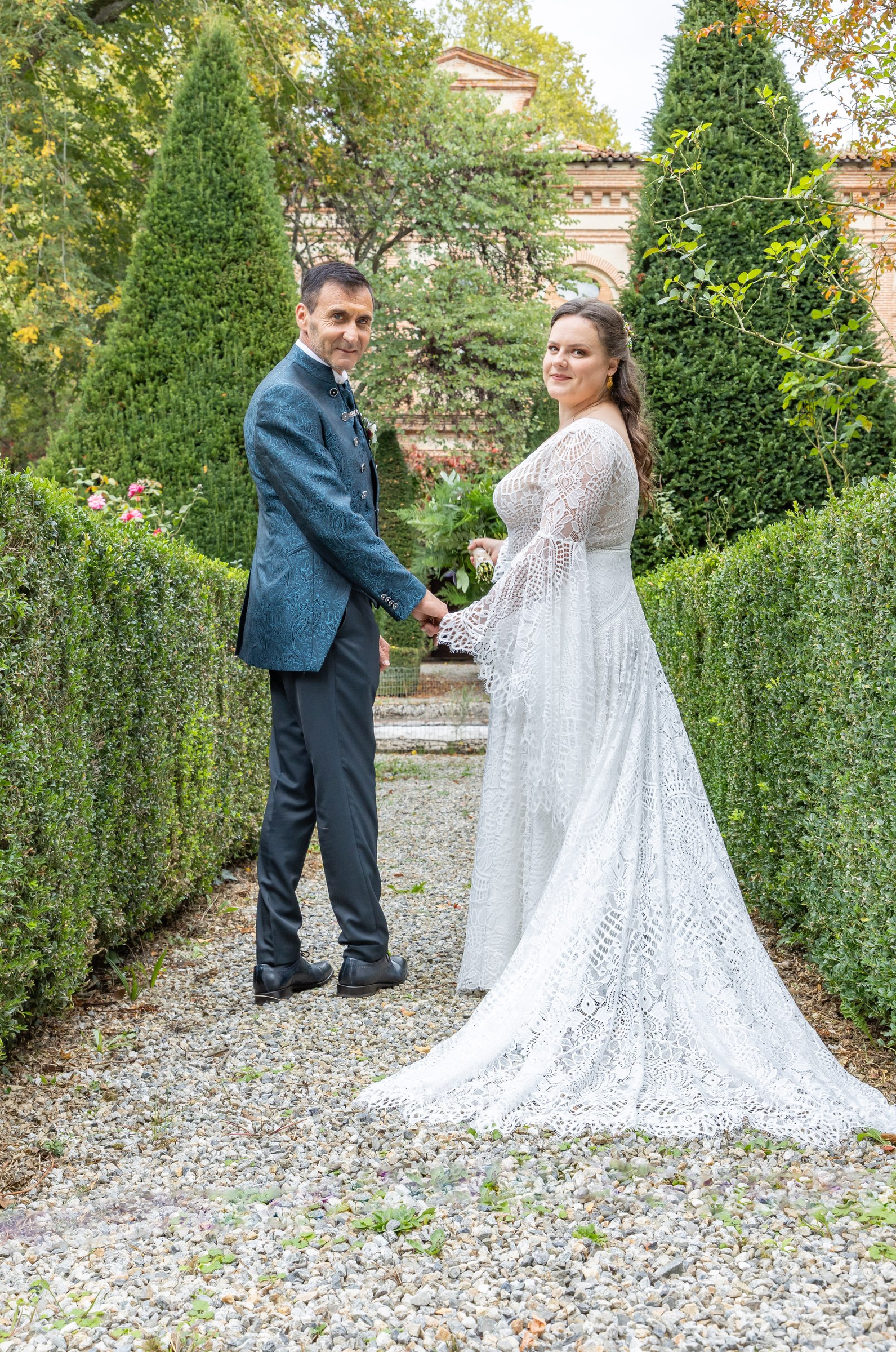 Photo mariage — les mariés dans les jardins