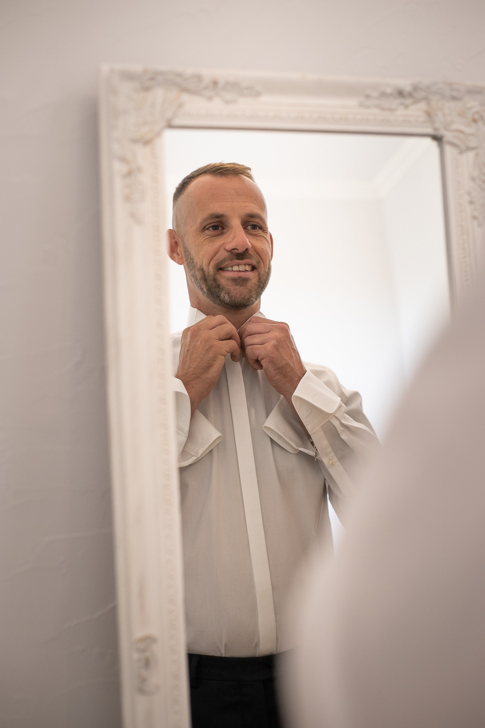 Photo mariage — le marié se prépare