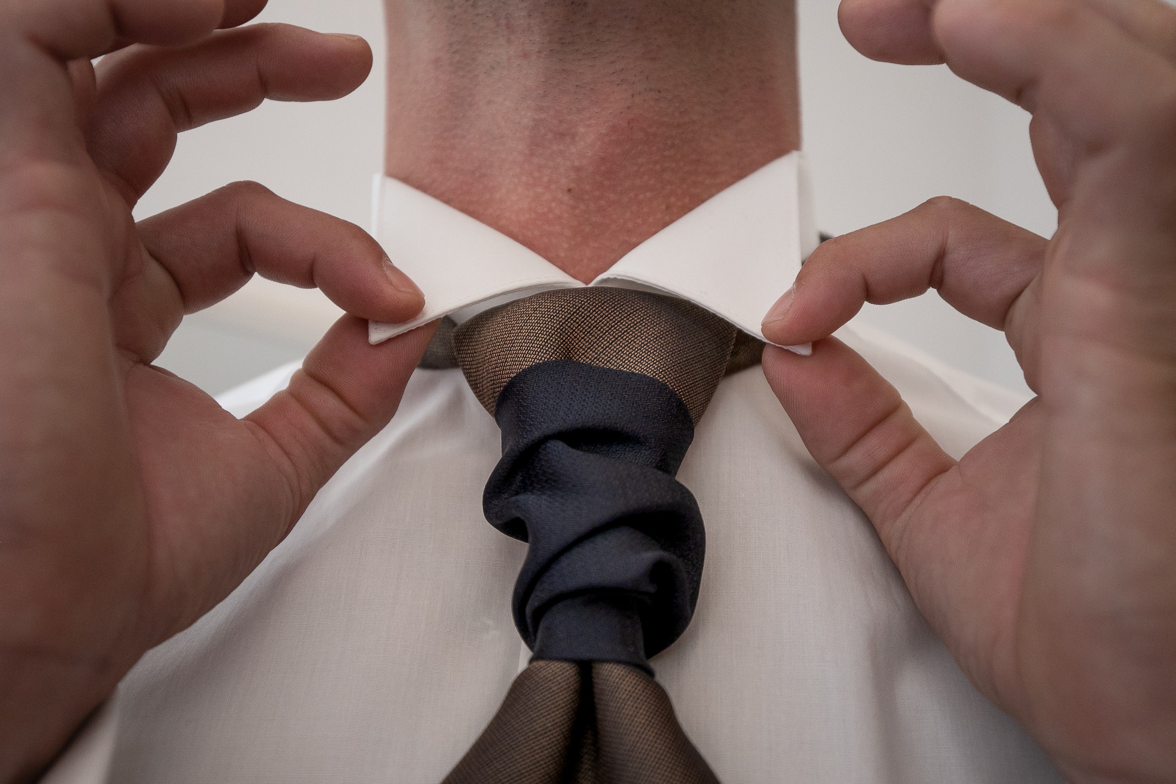 Photo mariage — détail du nœud de cravate