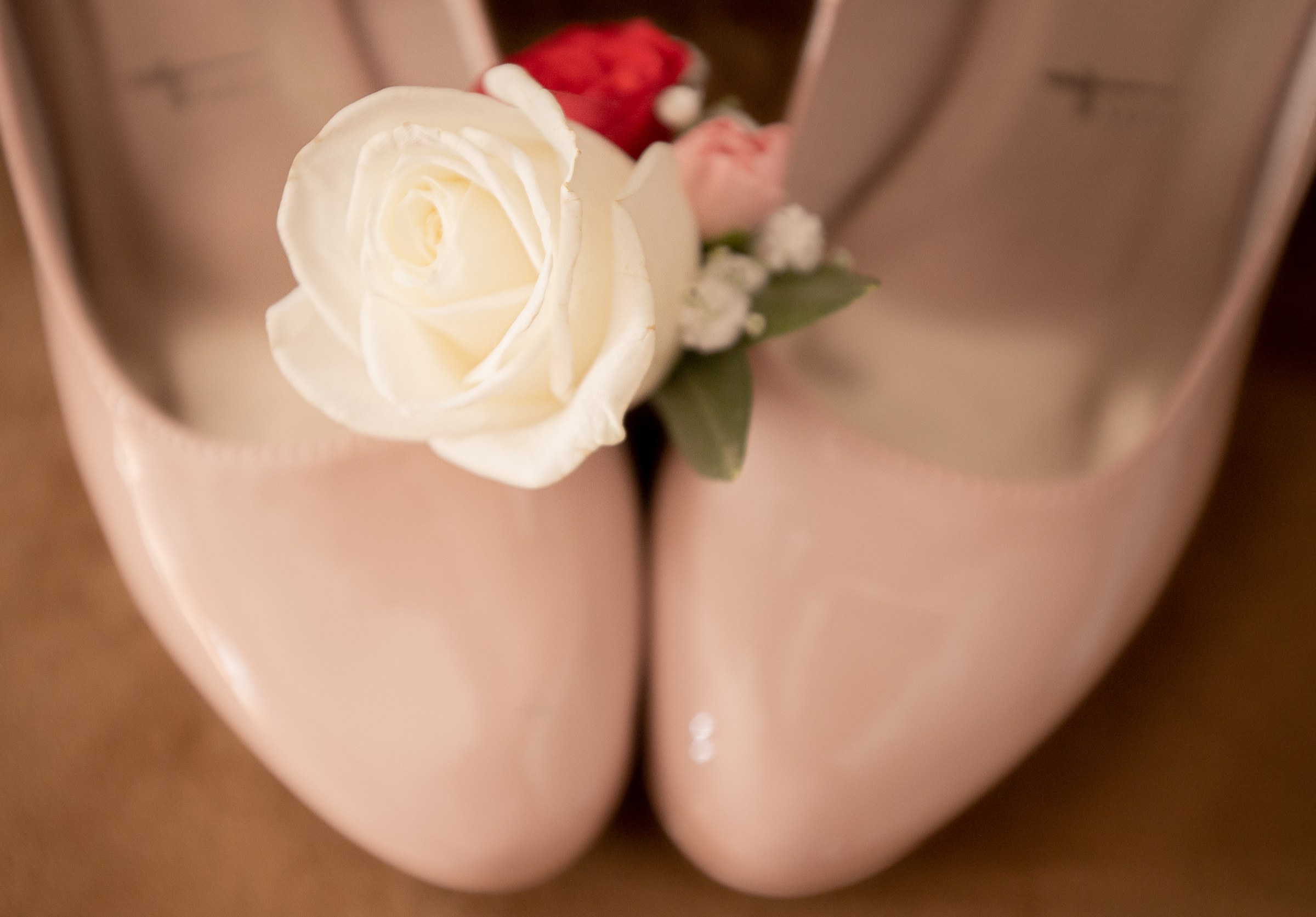 Les chaussures de la mariée et la rose blanche