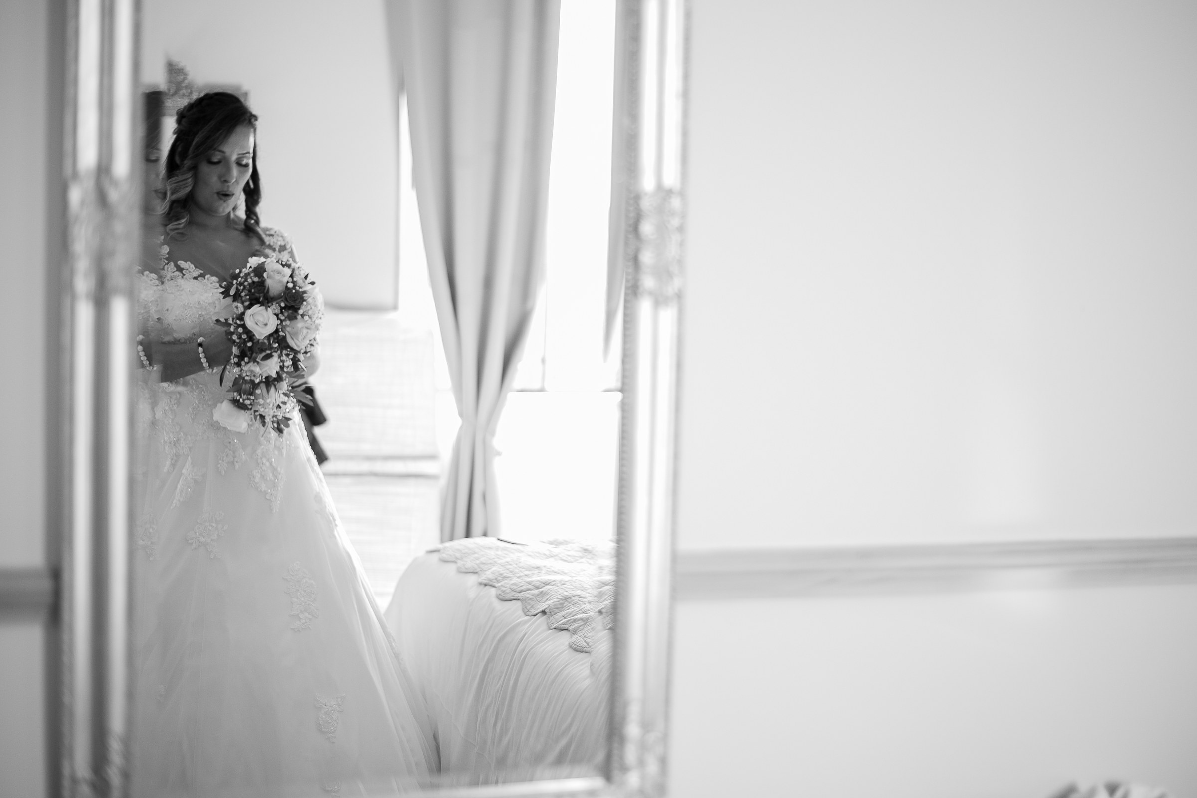 Photo mariage — la mariée et son reflet dans le miroir
