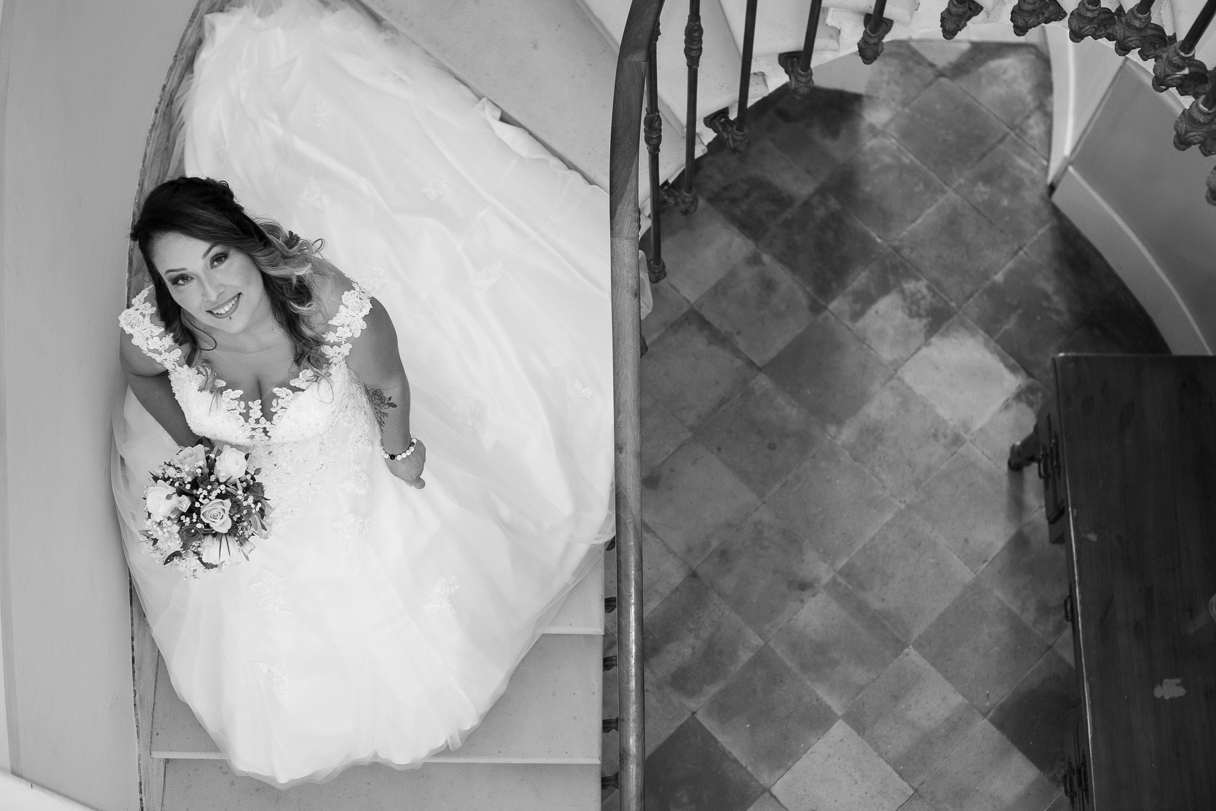Photo mariage — la mariée dans l'escalier