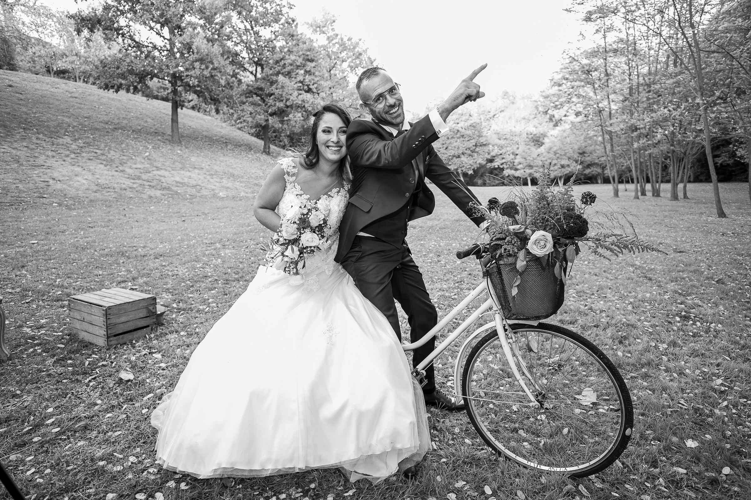Photo mariage — les mariés et le vélo fleuri