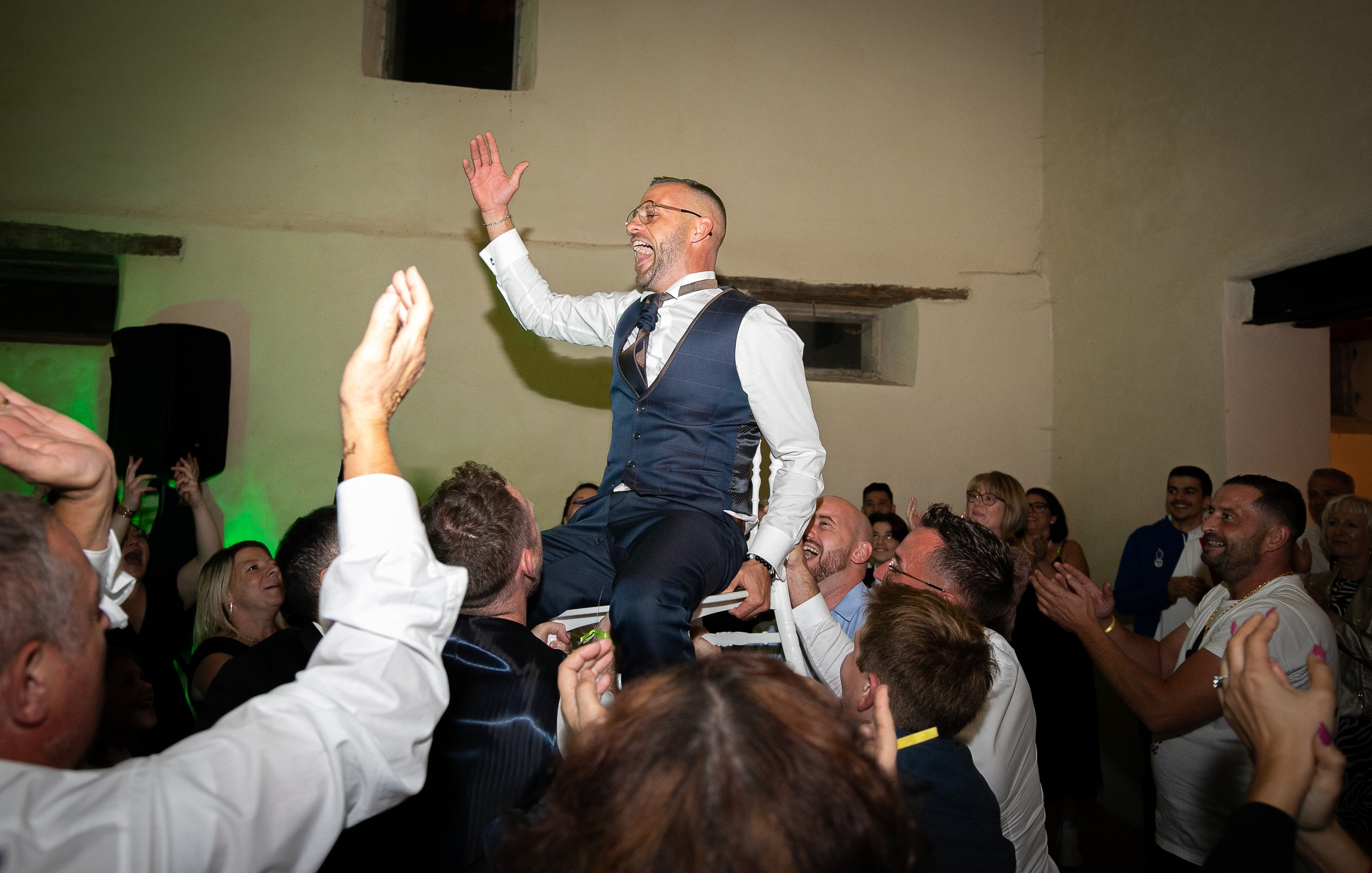 Photo mariage — le marié porté en triomphe